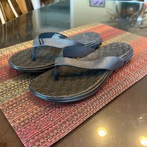 NIB Sketcher On The Go “Cove” Thong Sandals Size 10